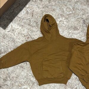 Brown oversized pullover hoodie in soft sweatshirt material